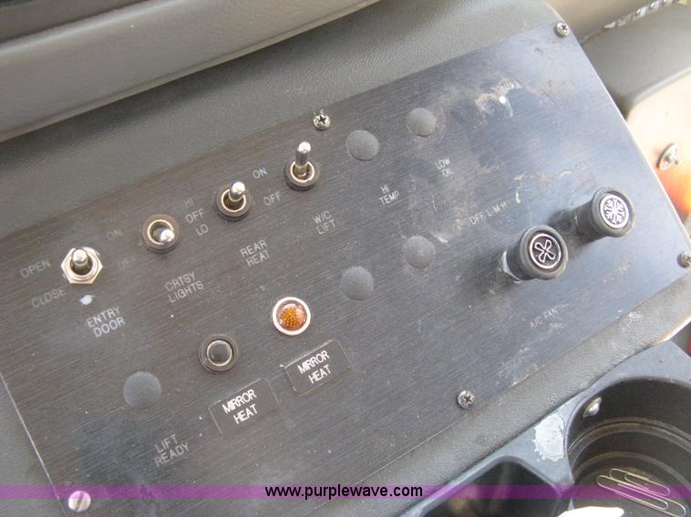 image for item D8361 2005 Ford E350 Aero Tech transit bus