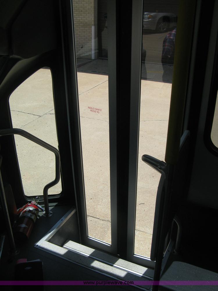 image for item D8361 2005 Ford E350 Aero Tech transit bus