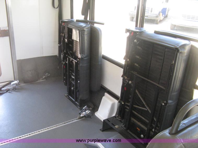 image for item D8361 2005 Ford E350 Aero Tech transit bus