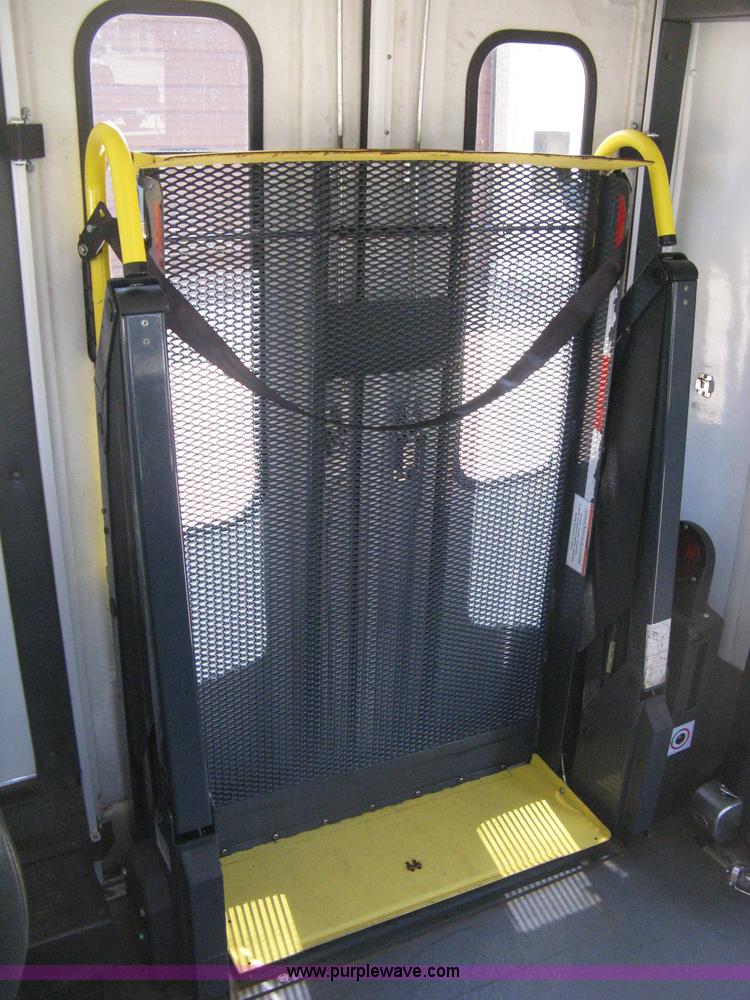 image for item D8361 2005 Ford E350 Aero Tech transit bus