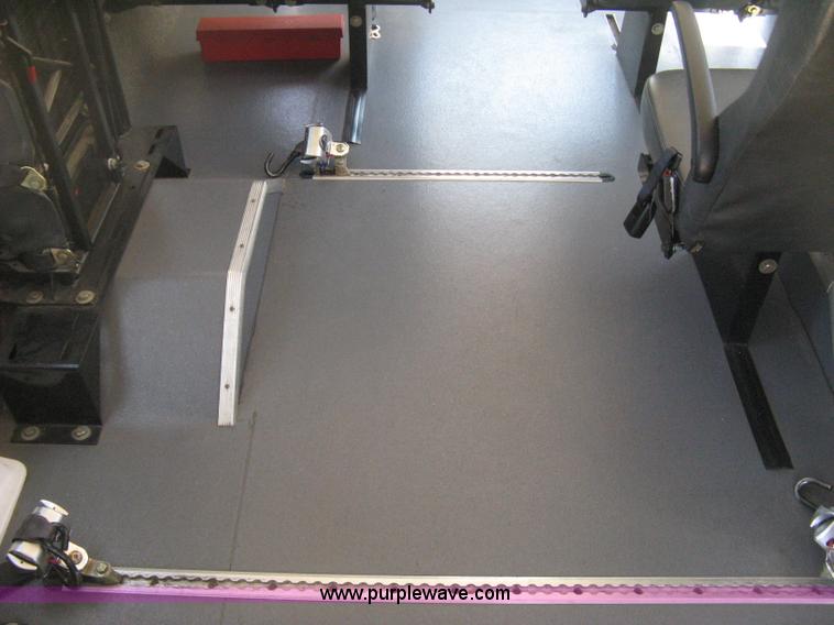 image for item D8361 2005 Ford E350 Aero Tech transit bus