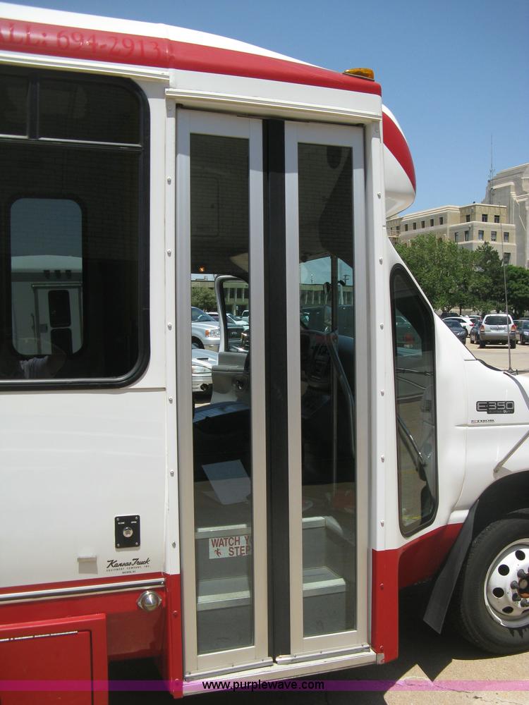 image for item D8361 2005 Ford E350 Aero Tech transit bus
