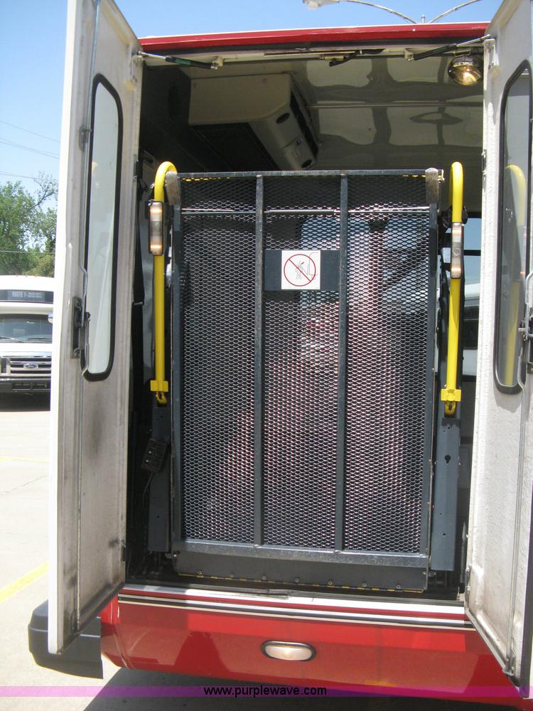 image for item D8361 2005 Ford E350 Aero Tech transit bus