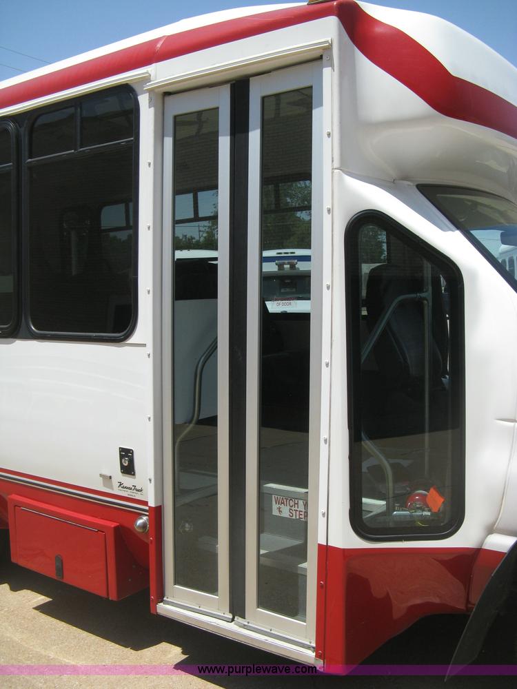 image for item D8361 2005 Ford E350 Aero Tech transit bus