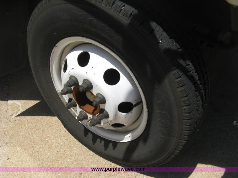 image for item D8361 2005 Ford E350 Aero Tech transit bus