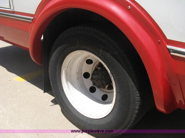 image for item D8361 2005 Ford E350 Aero Tech transit bus