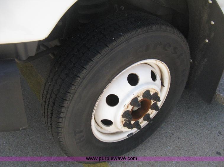 image for item D8361 2005 Ford E350 Aero Tech transit bus