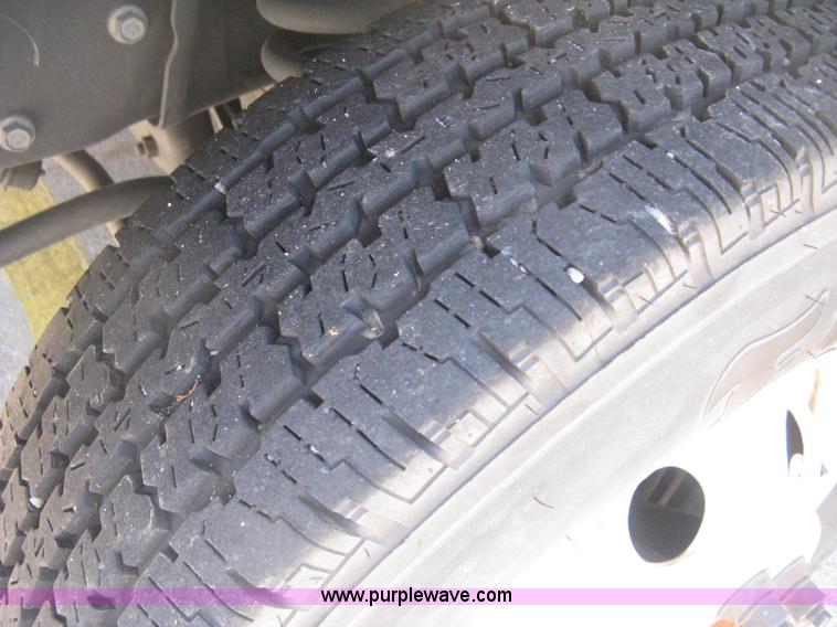 image for item D8361 2005 Ford E350 Aero Tech transit bus