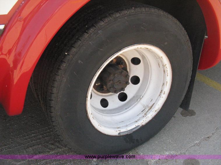 image for item D8361 2005 Ford E350 Aero Tech transit bus