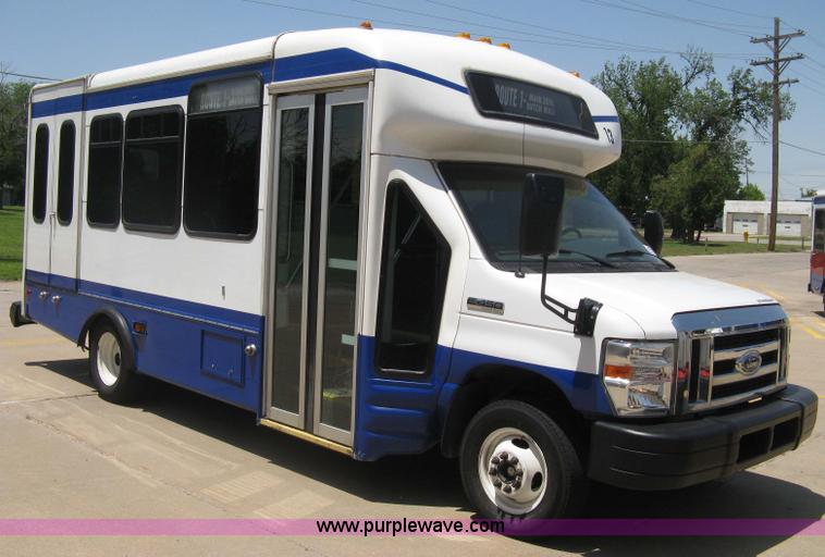 image for item D8364 2008 Ford E450 Super Duty Starcraft transit bus