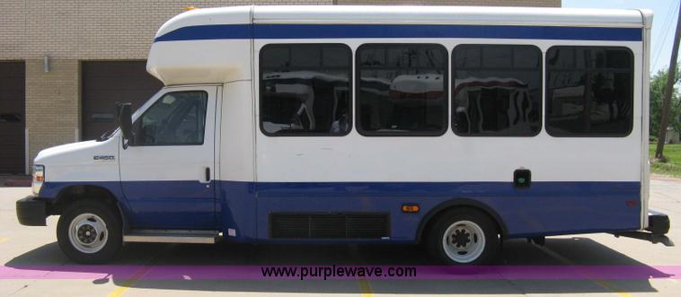 image for item D8364 2008 Ford E450 Super Duty Starcraft transit bus