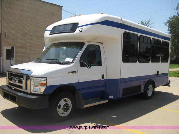 image for item D8364 2008 Ford E450 Super Duty Starcraft transit bus