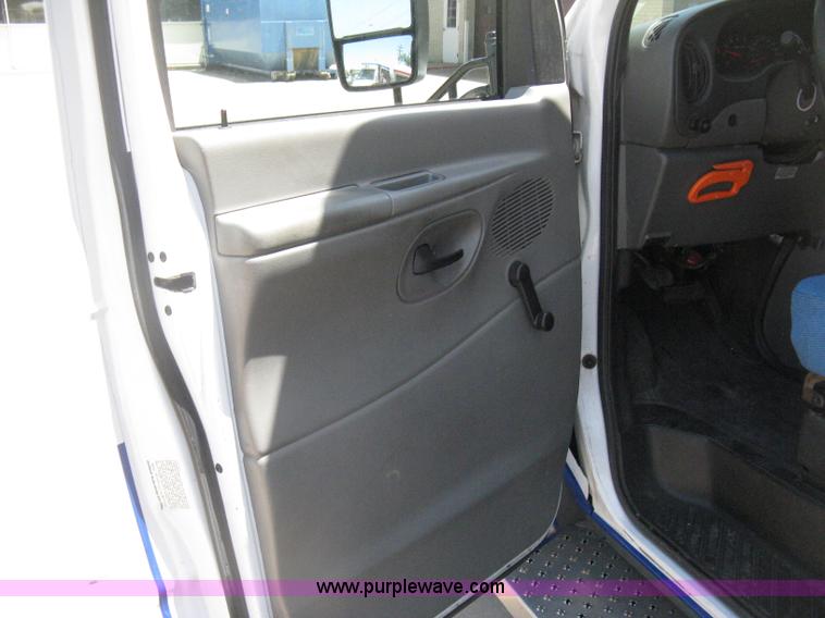 image for item D8364 2008 Ford E450 Super Duty Starcraft transit bus