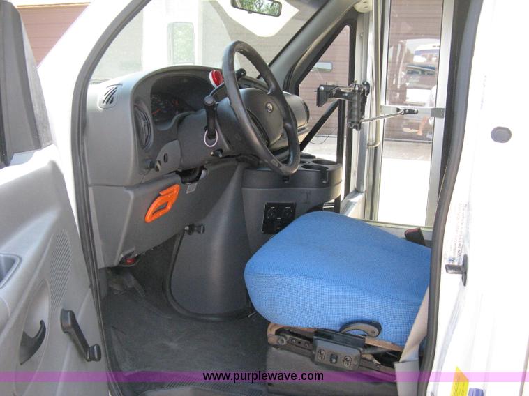 image for item D8364 2008 Ford E450 Super Duty Starcraft transit bus