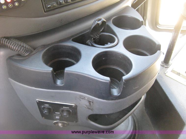 image for item D8364 2008 Ford E450 Super Duty Starcraft transit bus