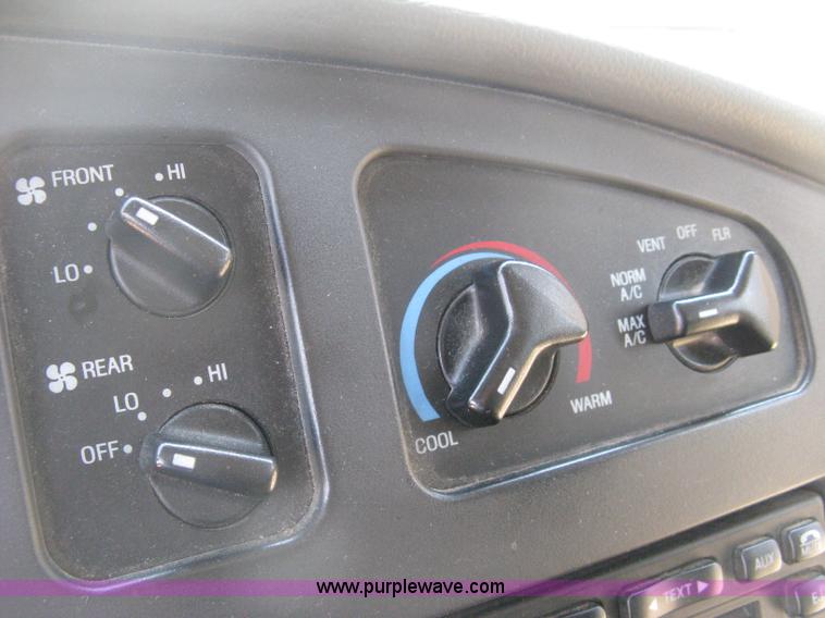 image for item D8364 2008 Ford E450 Super Duty Starcraft transit bus