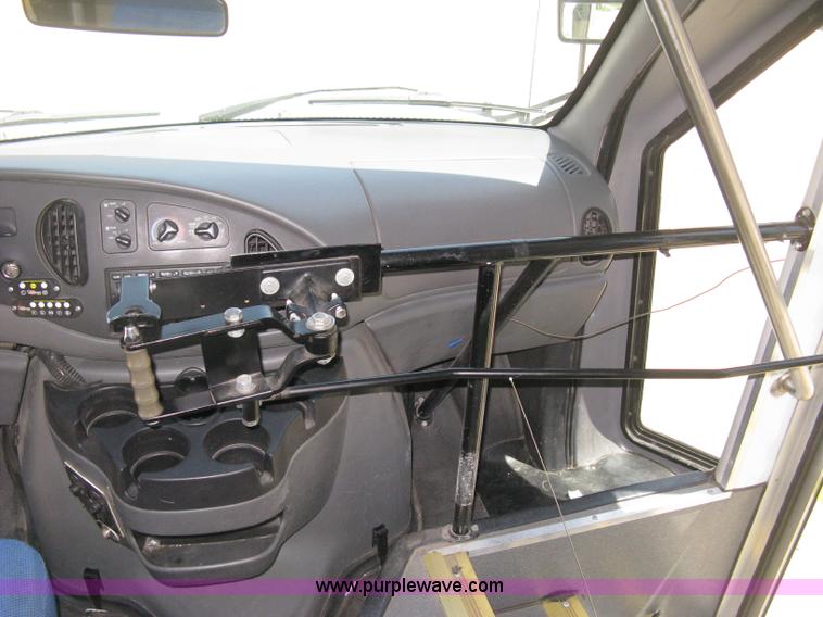 image for item D8364 2008 Ford E450 Super Duty Starcraft transit bus