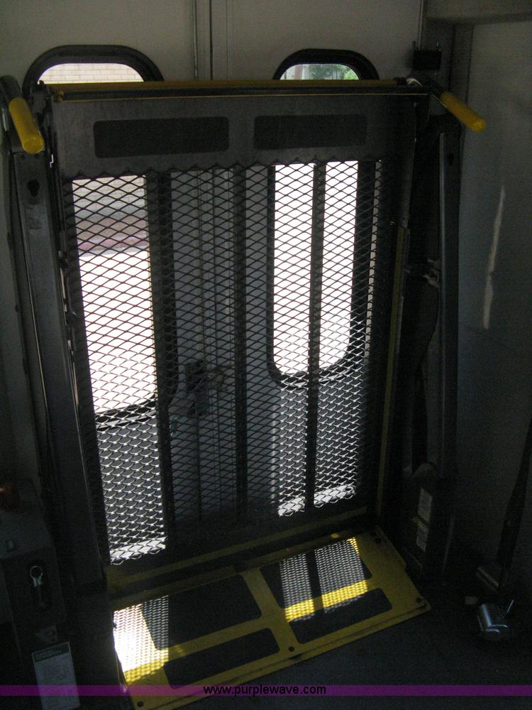 image for item D8364 2008 Ford E450 Super Duty Starcraft transit bus