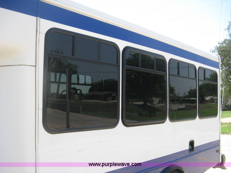 image for item D8364 2008 Ford E450 Super Duty Starcraft transit bus