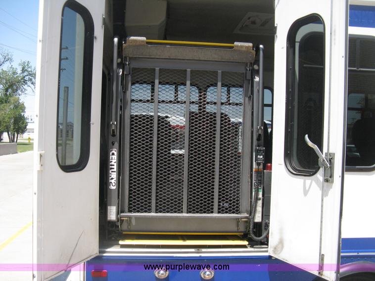 image for item D8364 2008 Ford E450 Super Duty Starcraft transit bus