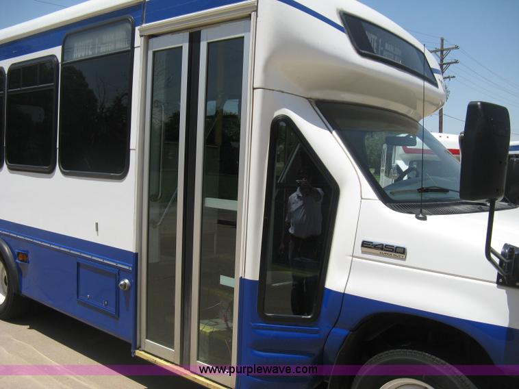 image for item D8364 2008 Ford E450 Super Duty Starcraft transit bus