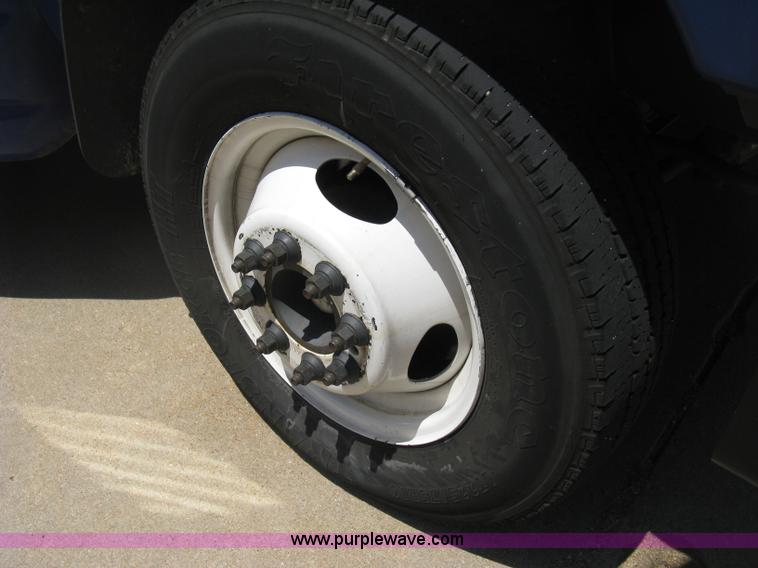 image for item D8364 2008 Ford E450 Super Duty Starcraft transit bus