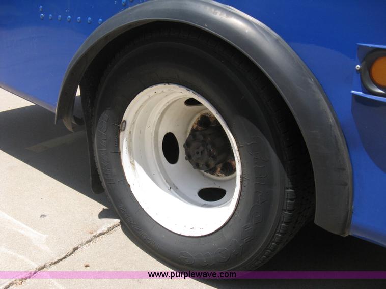 image for item D8364 2008 Ford E450 Super Duty Starcraft transit bus