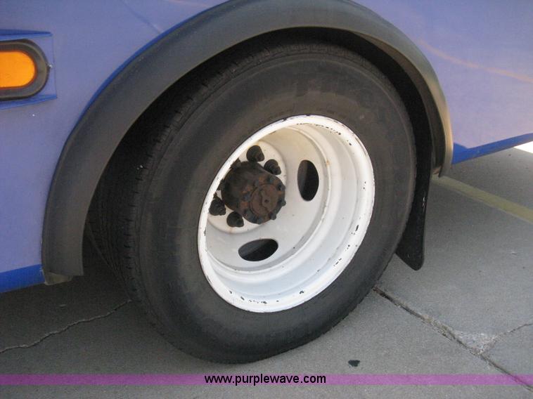 image for item D8364 2008 Ford E450 Super Duty Starcraft transit bus