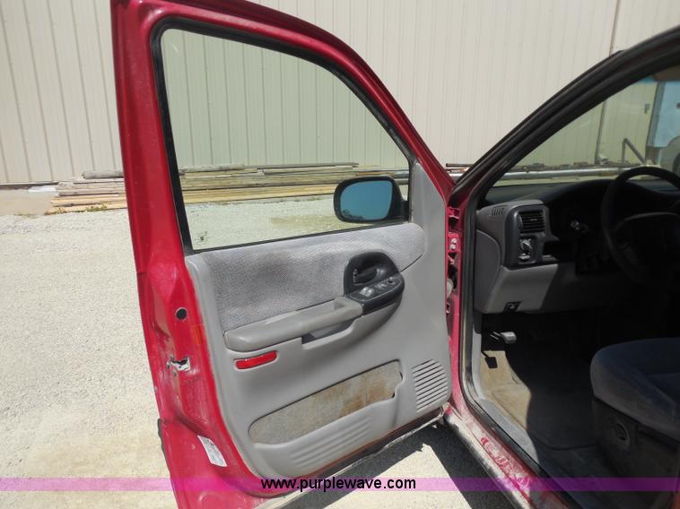 image for item D8385 2001 Pontiac Montana minivan