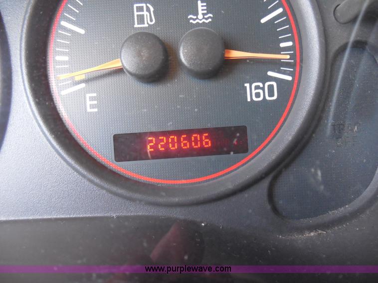 image for item D8385 2001 Pontiac Montana minivan