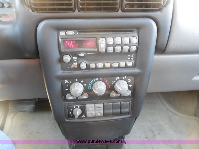 image for item D8385 2001 Pontiac Montana minivan