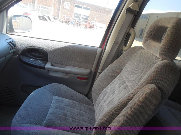 image for item D8385 2001 Pontiac Montana minivan