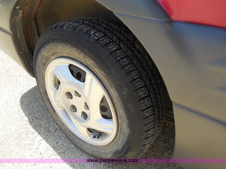 image for item D8385 2001 Pontiac Montana minivan