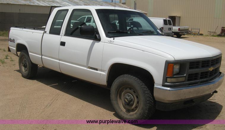 image for item D8393 1994 Chevrolet 1500 Extended Cab pickup truck