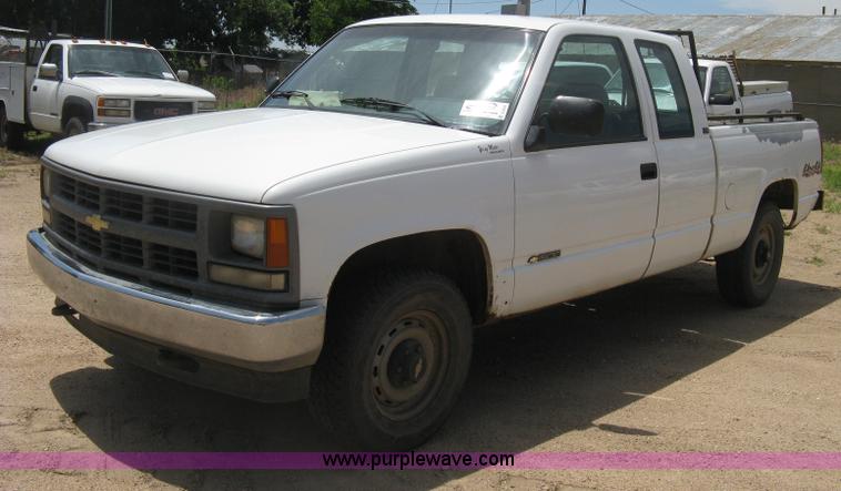 image for item D8393 1994 Chevrolet 1500 Extended Cab pickup truck