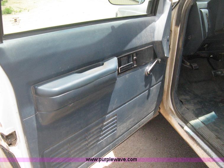 image for item D8393 1994 Chevrolet 1500 Extended Cab pickup truck