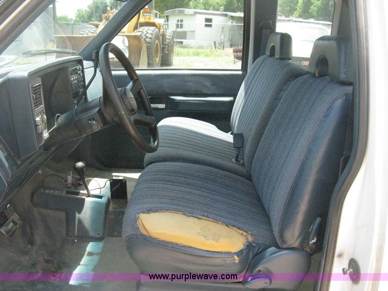 image for item D8393 1994 Chevrolet 1500 Extended Cab pickup truck