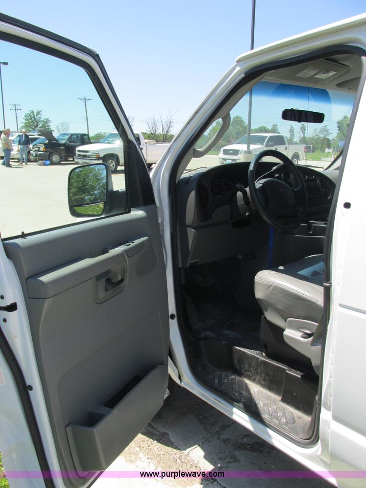 image for item E7264 2006 Ford E350 XL Super Duty van