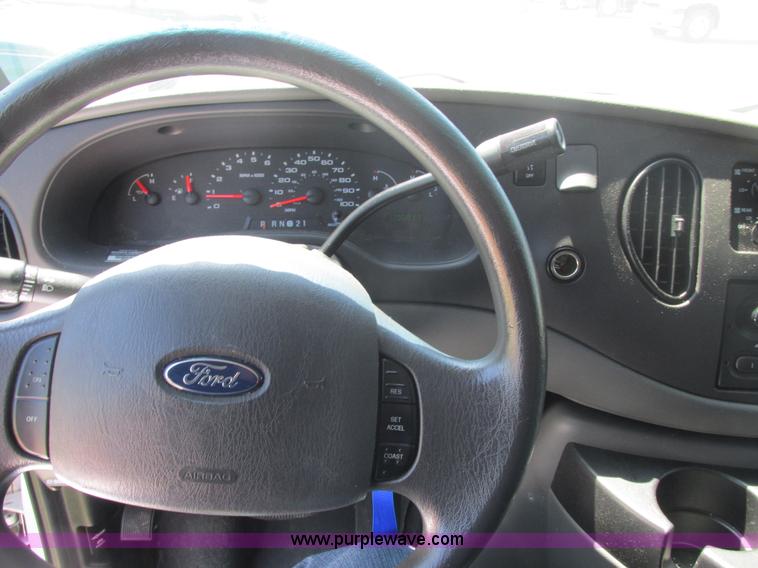 image for item E7264 2006 Ford E350 XL Super Duty van