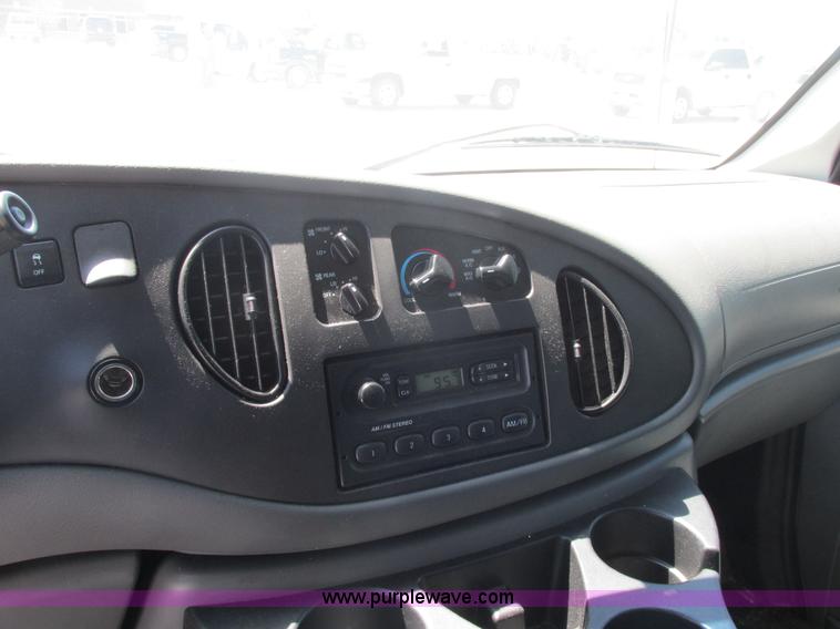image for item E7264 2006 Ford E350 XL Super Duty van