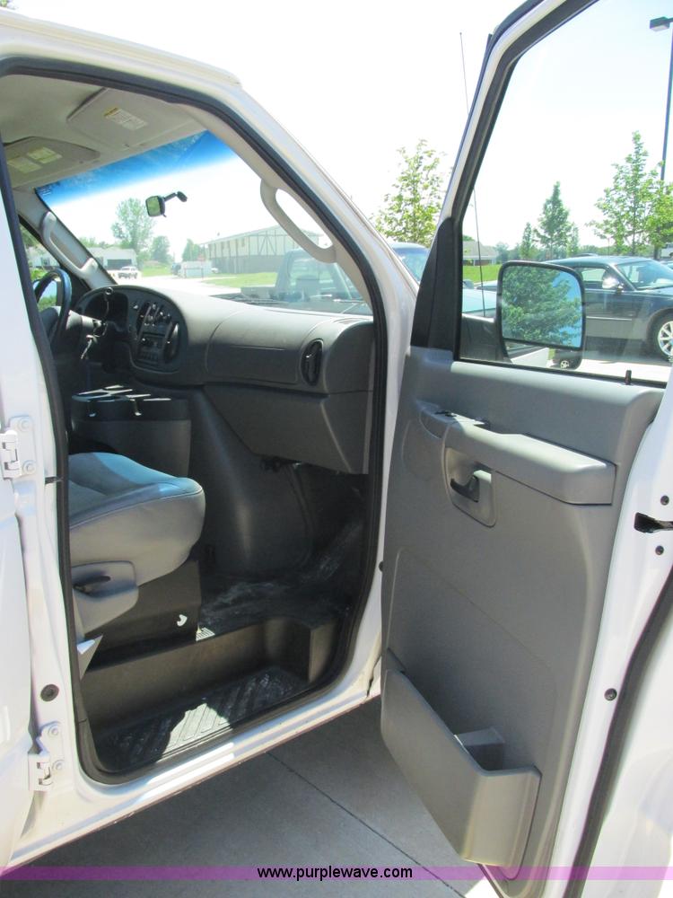 image for item E7264 2006 Ford E350 XL Super Duty van