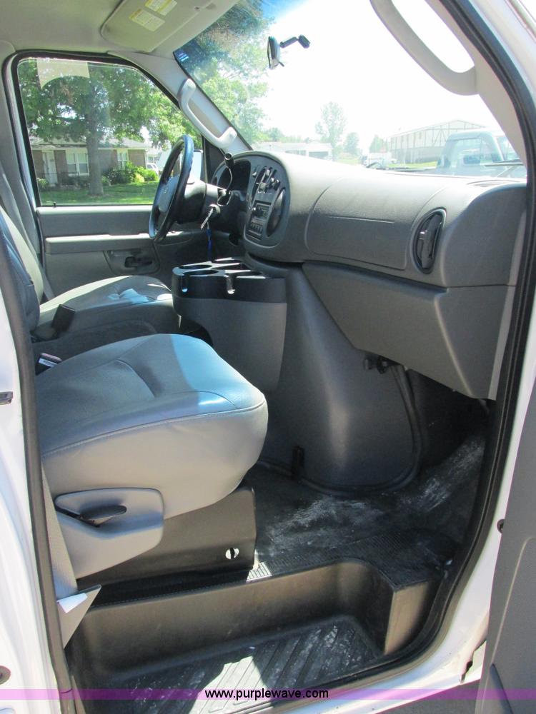image for item E7264 2006 Ford E350 XL Super Duty van