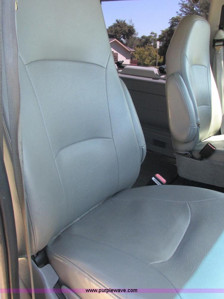 image for item E7264 2006 Ford E350 XL Super Duty van