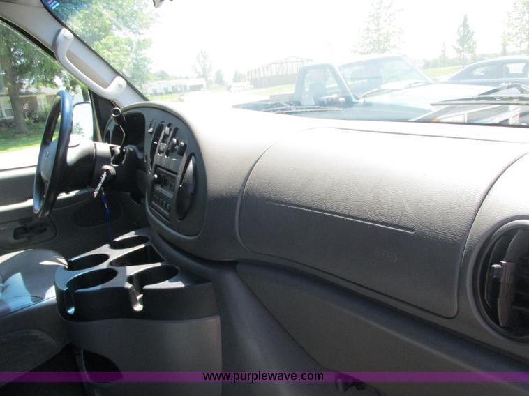 image for item E7264 2006 Ford E350 XL Super Duty van