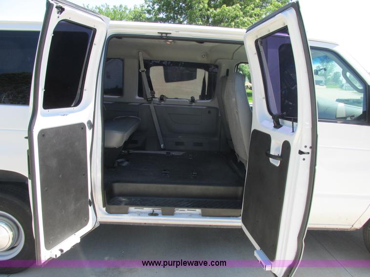 image for item E7264 2006 Ford E350 XL Super Duty van