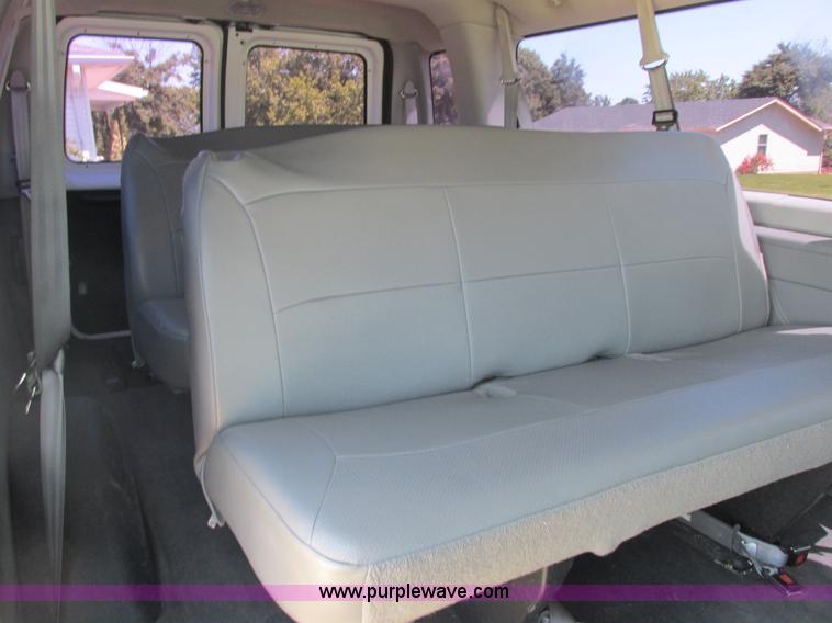 image for item E7264 2006 Ford E350 XL Super Duty van
