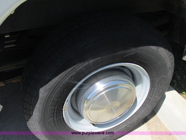 image for item E7264 2006 Ford E350 XL Super Duty van