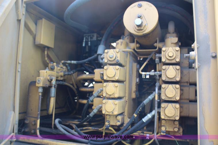 image for item G5124 1985 Caterpillar 215B LC excavator