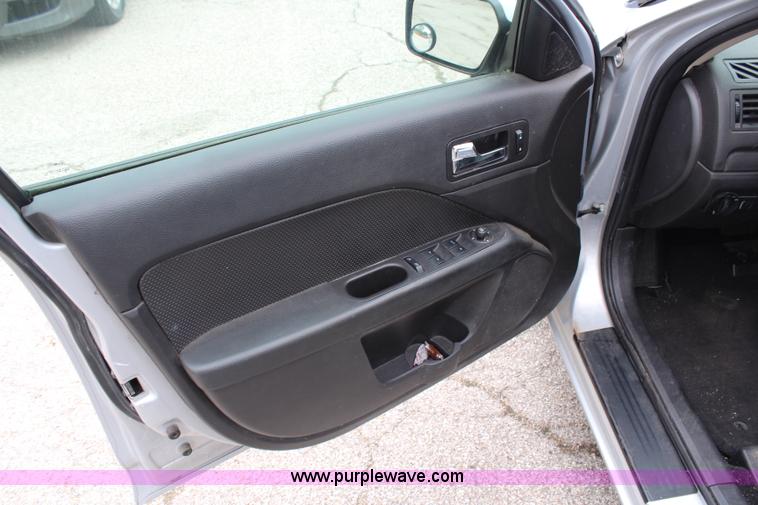 image for item G5185 2006 Ford Fusion SE