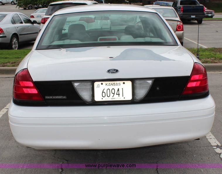 image for item G5187 2005 Ford Crown Victoria